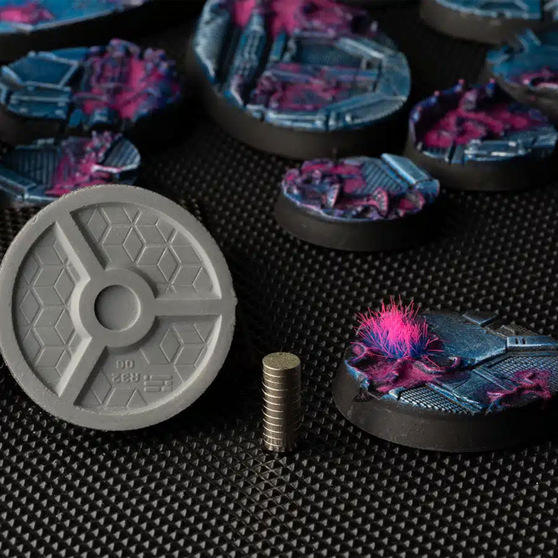 https://cartamagica.hr/wp-content/uploads/2025/05/BASES-ALIEN-INFESTATION-ROUND-32MM-X8_2.jpg